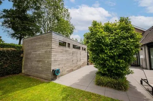 Fabulous 4 Bedroom Villa Eindhoven KS10 - Image 1