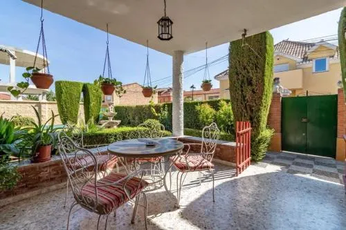 Chalet acogedor con piscina muy cerca de Granada - Image 1