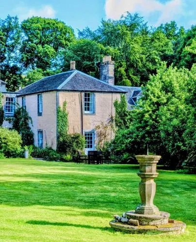 Powis House Mid Cottage - Image 1