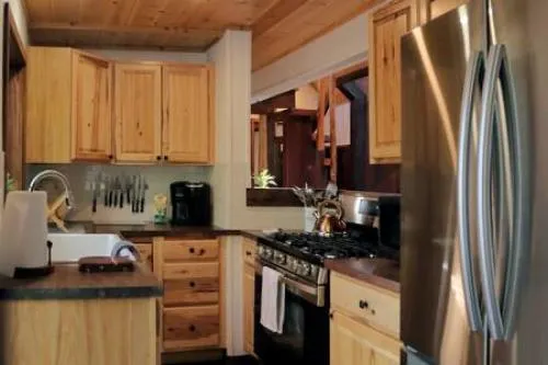 Hobbit House - Cozy Fireplace Retreat In Town - Image 1