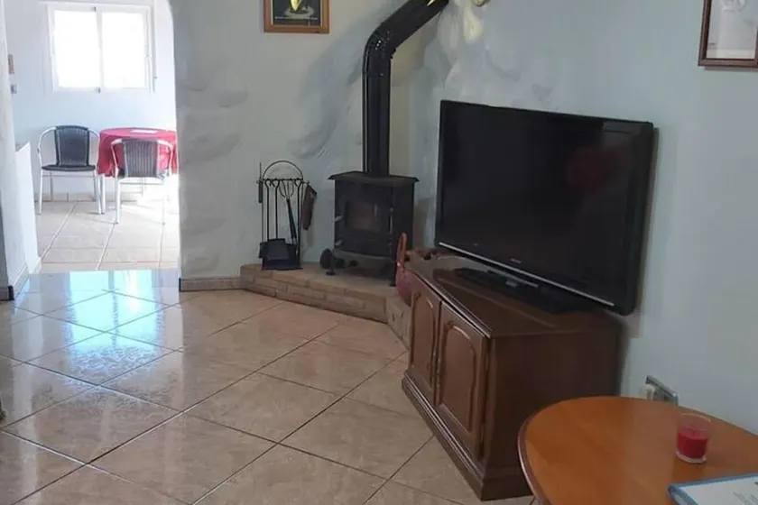 2-bed Villa Sleeps 5 - Private Pool & Free Parking - Image 1