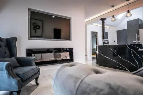 Boutique 2BR On Royal Mile - Freestanding Bathtub - Image 1