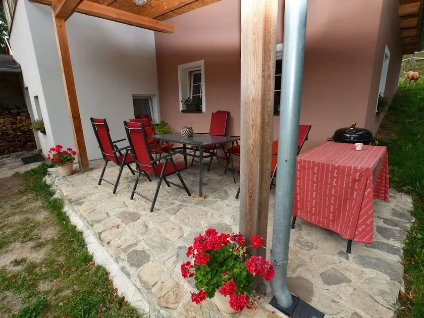 Spacious Holiday Home With Pool - Image 1