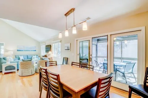 Renovated Cottage w/ Deck & Screened Porch - Walk 150 Yards to the Beach! - Image 1