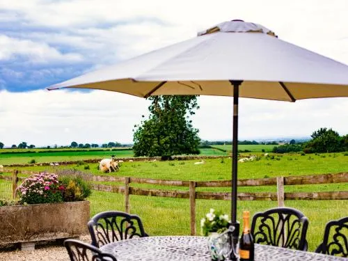 Gallery Barn Burford - Image 1