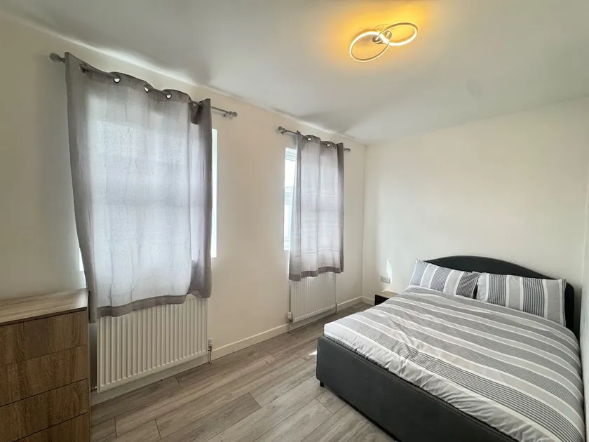 Three Double Rooms in Spacious Home - Image 1