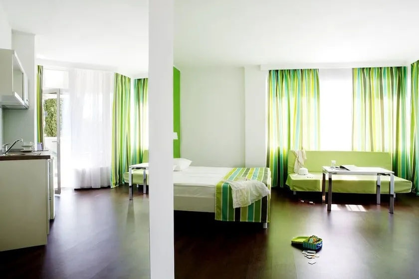 Green Park Hotel - Image 1