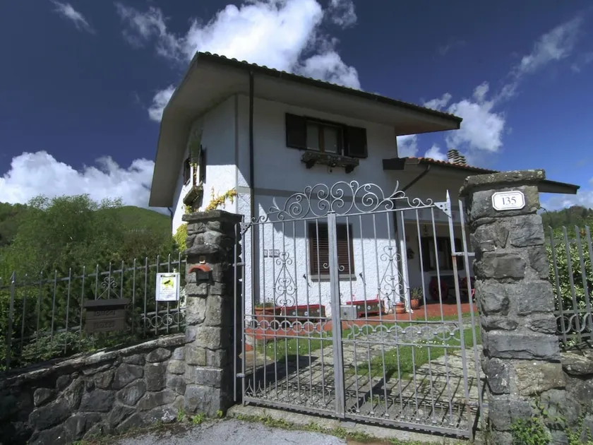 Cozy Holiday Home in Tuscany With Private Garden - Image 1