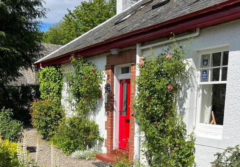Gorgeous Comrie Cottage, hot tub & Mountain Views - Image 1