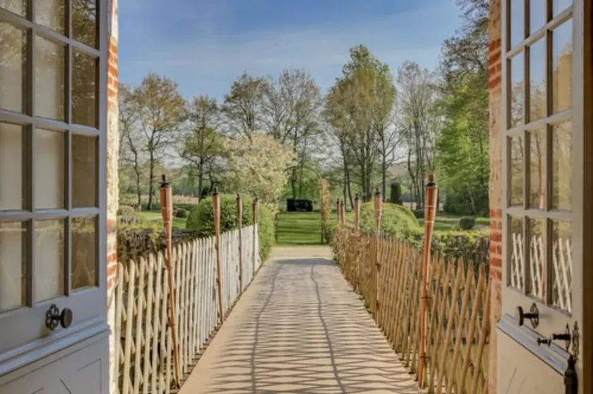 Chateau Cour Senlisse - Image 1
