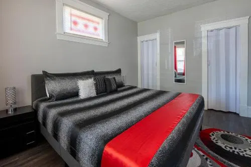 The Rubi Lounge Spacious Brooklyn Centre Modern Escape Near Downtown With Parking 300MB WiFi & Self Check In - Image 1