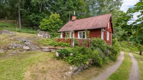 Traditional Swedish Torp Lake Access & Free Boat - Image 1