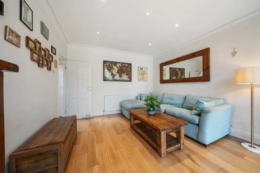 A delightful 4-bedroom home with a private garden - Image 1