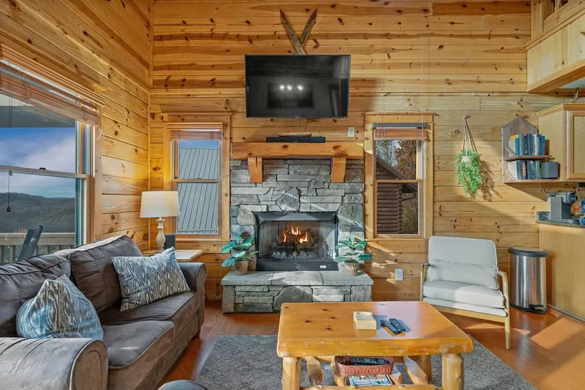 Stunning Views~Hot Tub~Pool Table~Wolf Ridge Cabin - Image 1