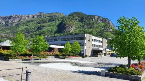 Svelgen Hotel - Image 1