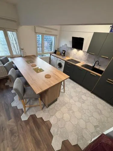 BedinReims elegant green bottle quiet and close to center free parking and wifi free ideal 5 a 9 Adu - Image 1