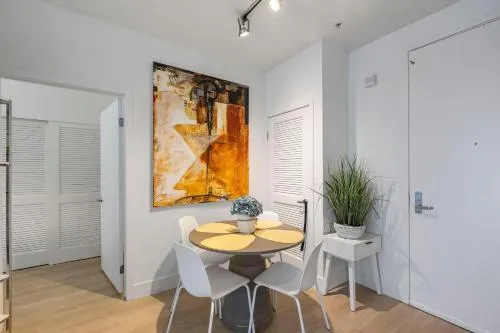 1 Luxury Apartment - Image 1