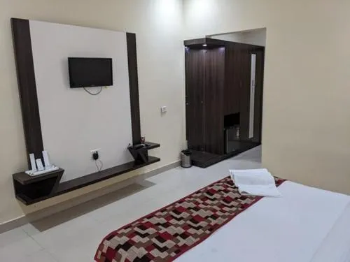 Hotel Silver Leaf - Image 1