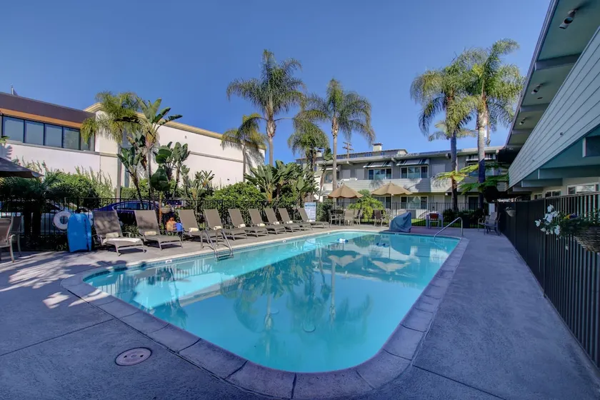 La Avenida Inn - Image 1
