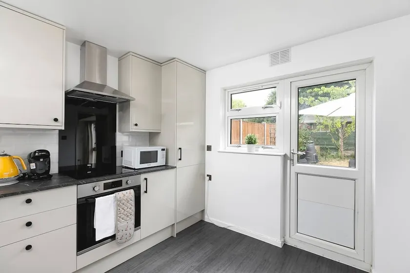Skyvillion London Hydean Way - 2-bed House + Garden - Image 1
