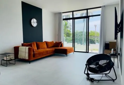 Apt 6ix Modern and Airy @ Paradise Bay - Image 1