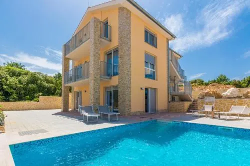 Fabulous house B with outdoor pool - Image 1