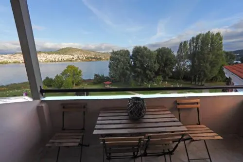 Swan Lake Front Apartment - Image 1