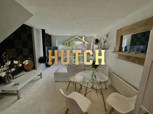 Fantastic 2 Bed House with Parking Hosted by Hutch Lifestyle - Image 1