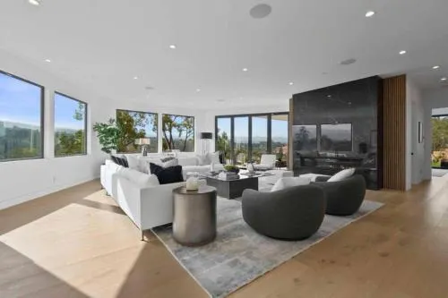 Stunning Retreat Modern Home - Image 1
