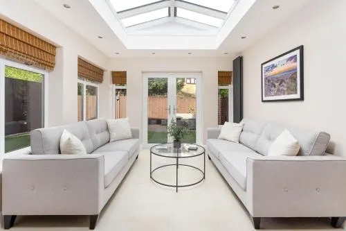 Air Host and Stay - Formby station sanctuary sleeps 9, parking, 2 bath - Image 1