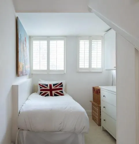Kensington Beautiful Two Bed Apartment - Image 1