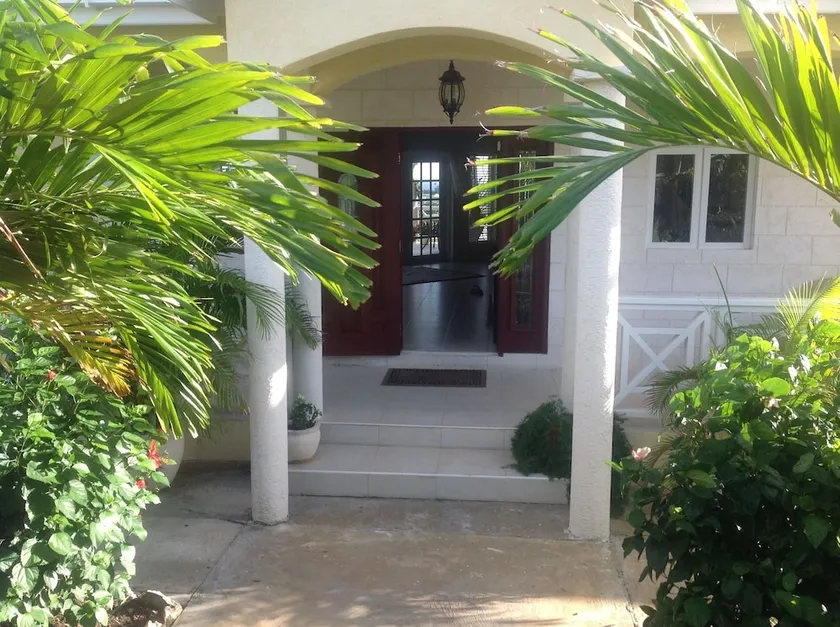Remarkable 3-bed Villa in Christ Church - Image 1