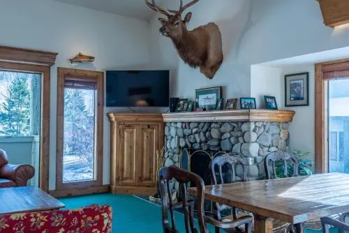 Greyhawk in Warm Springs by Alpine Lodging - Image 1