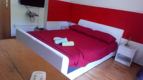 Studio & Rooms - Image 1