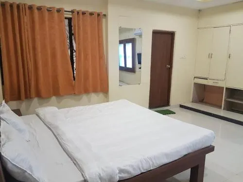 Hotel Crystal & Restaurant - Image 1