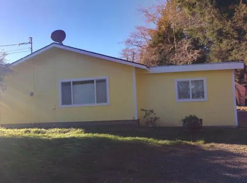 Lakeside Hostel & Guest House - Image 1