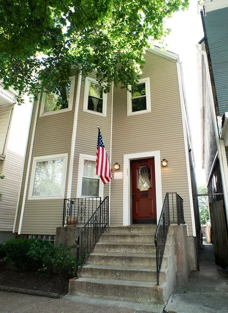 Roscoe Village Guesthouse - Image 1