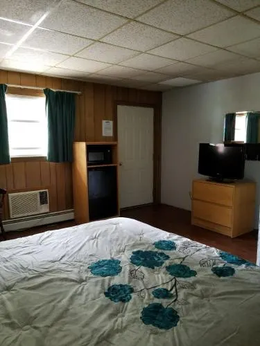 Pittsfield Motor Inn - Image 1