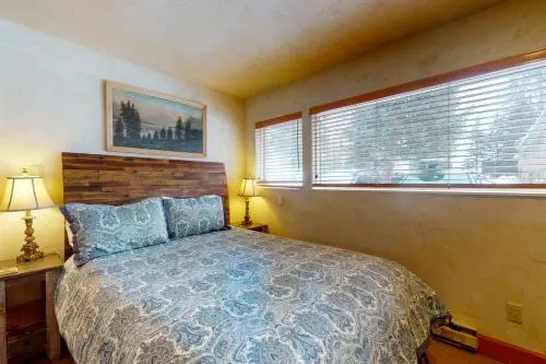 4 Mi to Vail Ski Resort: Cozy Getaway w/ Deck! - Image 1