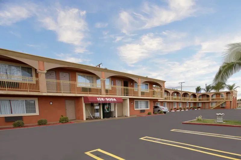 Legacy inn & suites - Image 1