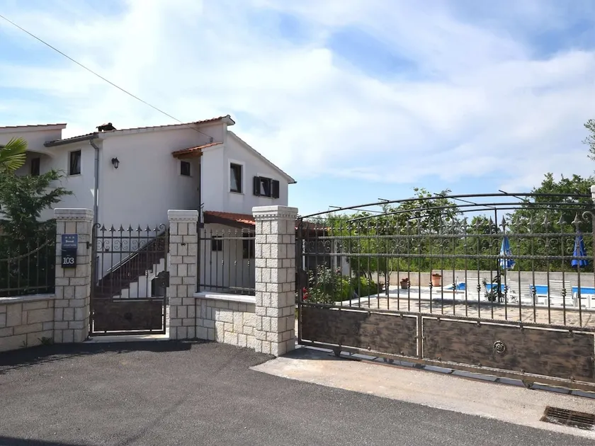 Lovely apartment with private balcony, pool with deckchairs, fenced garden, bbq - Image 1