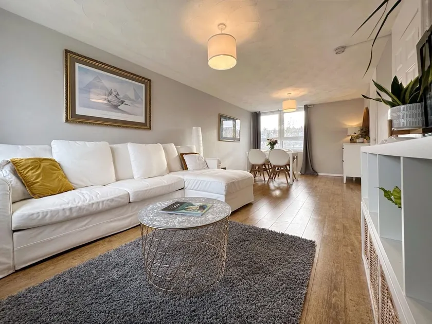 Beautiful & Elegant 2BD Scandi Style Duplex - Image 1