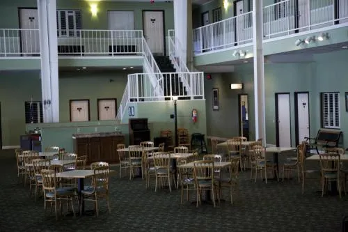 Econo Lodge - Image 1
