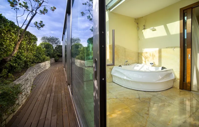 Eden Island Bed & Breakfast - Image 1