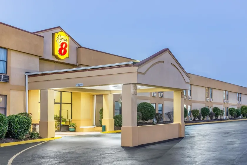 Super 8 by Wyndham Knoxville Downtown Area - Image 1