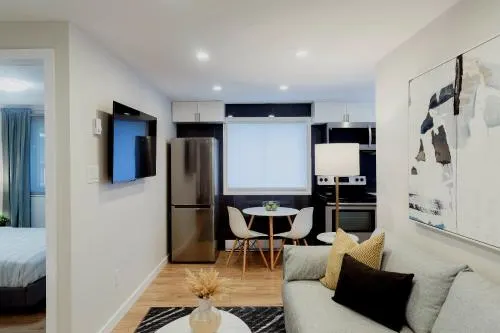 Modern, Luxurious Apartment near Downtown Ottawa - Image 1