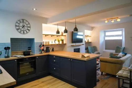 Luxury holiday home in central Truro - Image 1