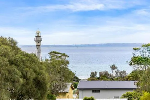 Sea Haven: coastal views, family retreat - Image 1