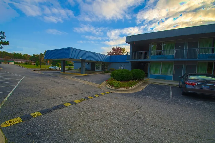 Economy Inn & Suites Rocky Mountain - Image 1