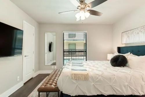 The Flamingo l Poolside l Sleeps 5 l 65 TV - Image 1